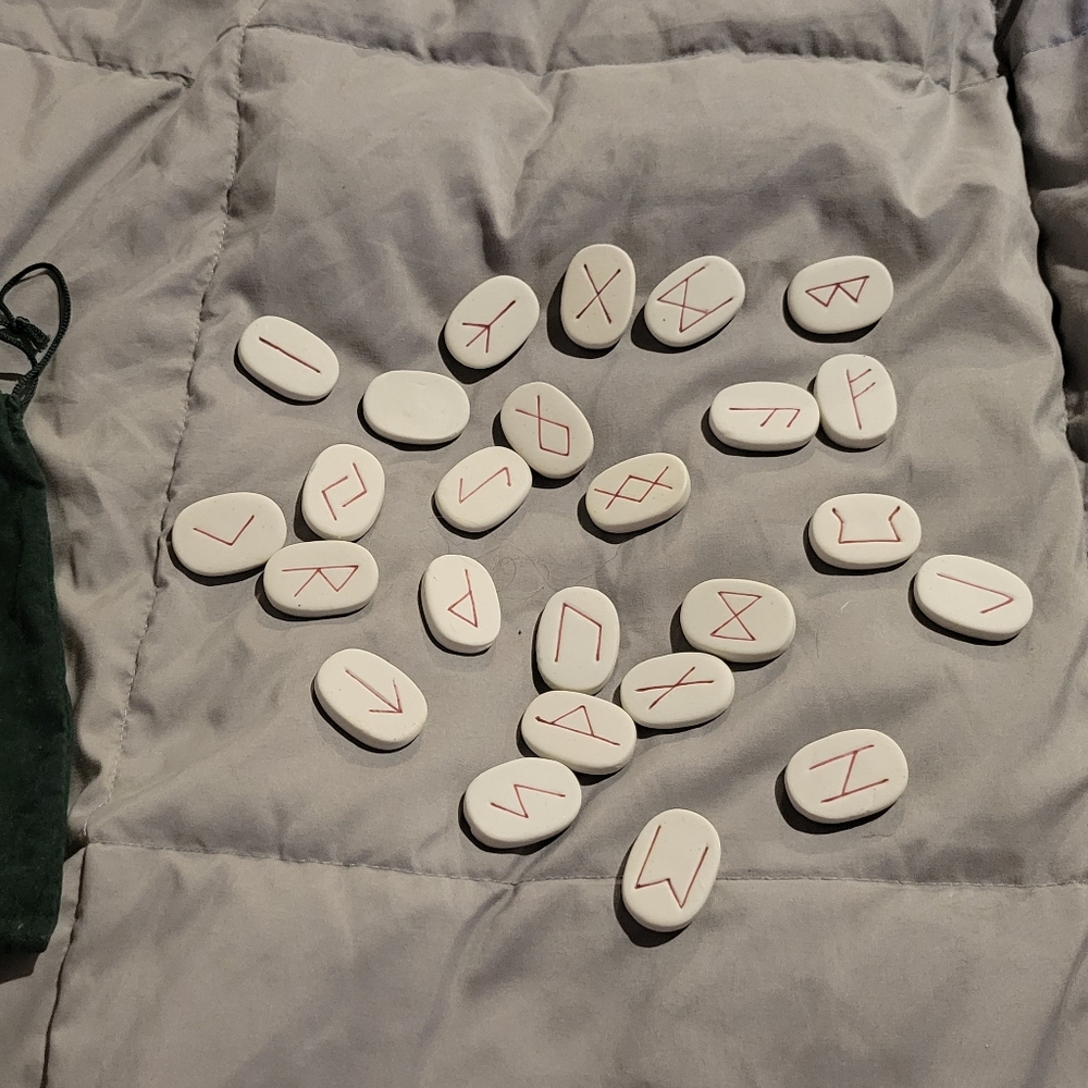 Set of 25 runes with carrying bag
